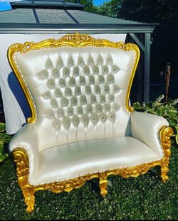 White and Gold Double Throne Love Seat (For Sale)