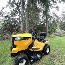 FS: 2017 Cub-Cadet XT1 LT42 Mower Riding Lawnmower