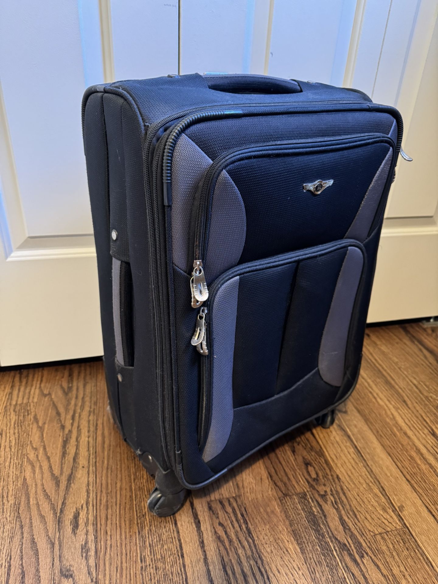 Free Suitcase (Broken Retractable Pull Handle)