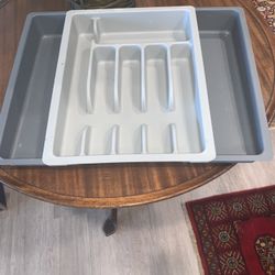 EXTENDING SILVERWARE HOLDER