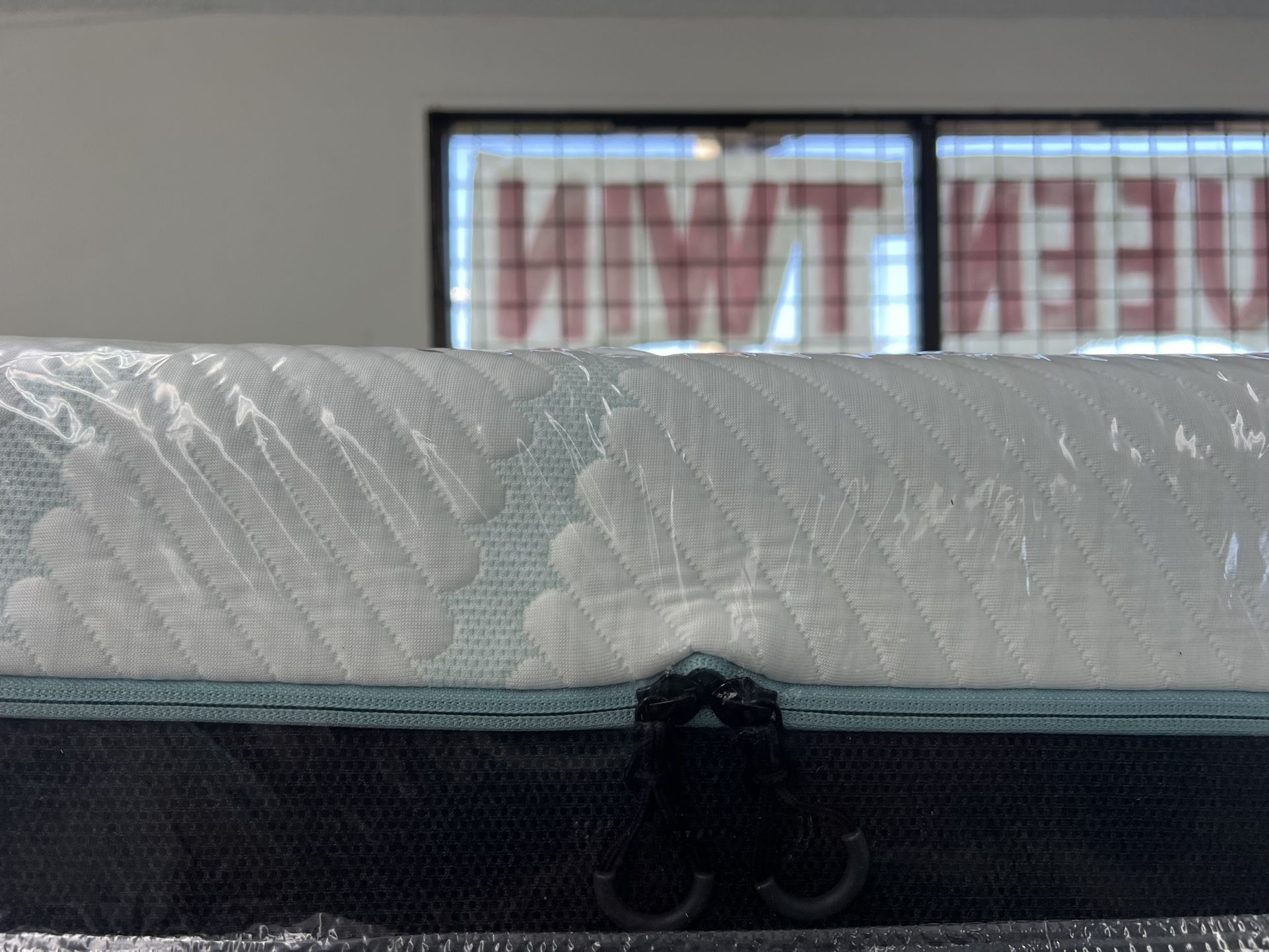 TWIN XL TEMPURPEDIC PROADAPT (MEDIUM) MATTRESS & BOX SPRING BED SET
