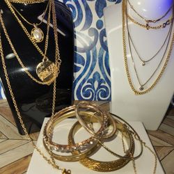 #1650, LOT VINTAGE GOLD TONE, PEARLS & RHINESTONES
