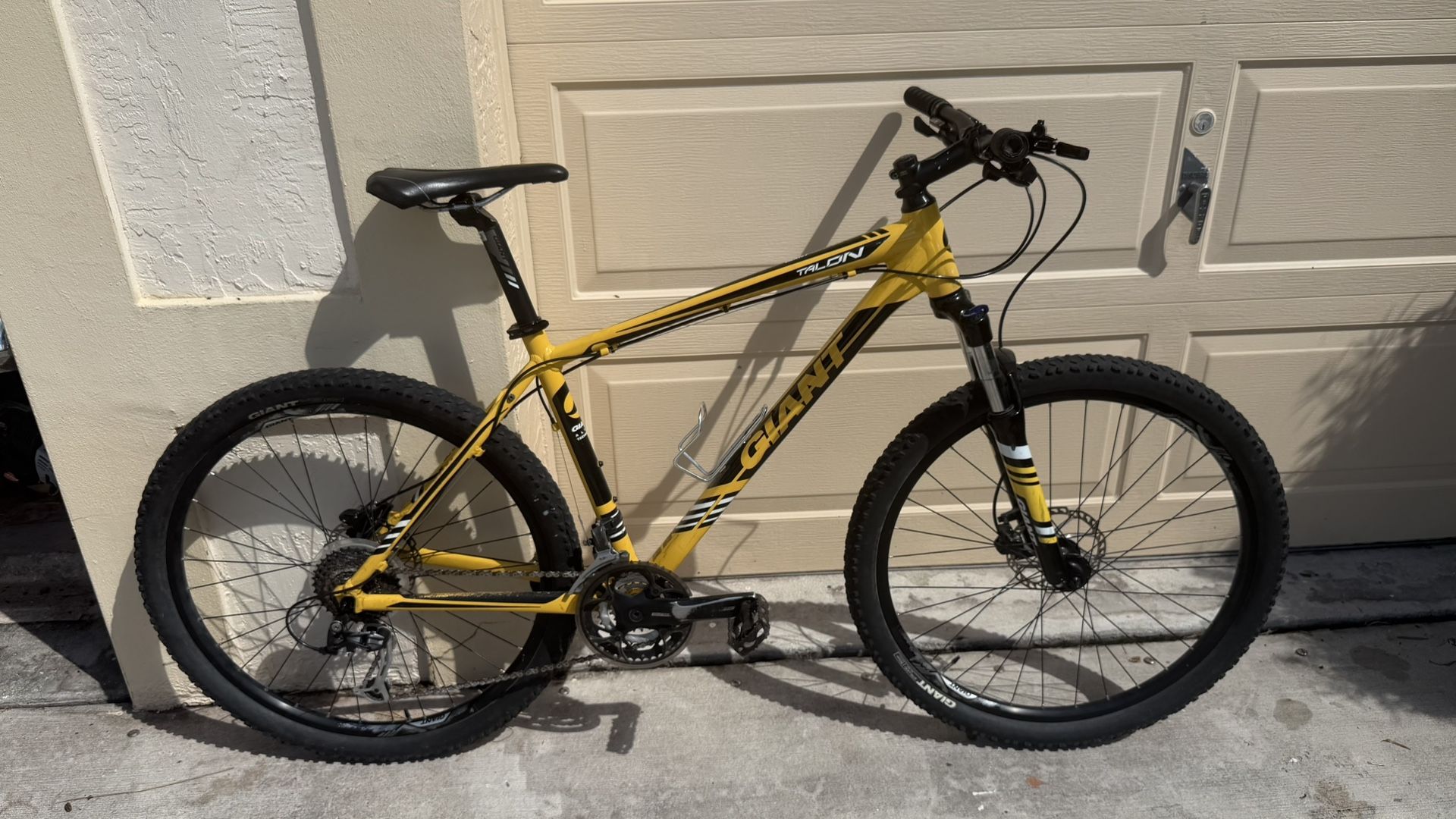 Giant Talon Large Mountain Bike Bicycle 27 Speed, 27.5 Wheels,  Front Suspension, Hydraulic Disc Brakes