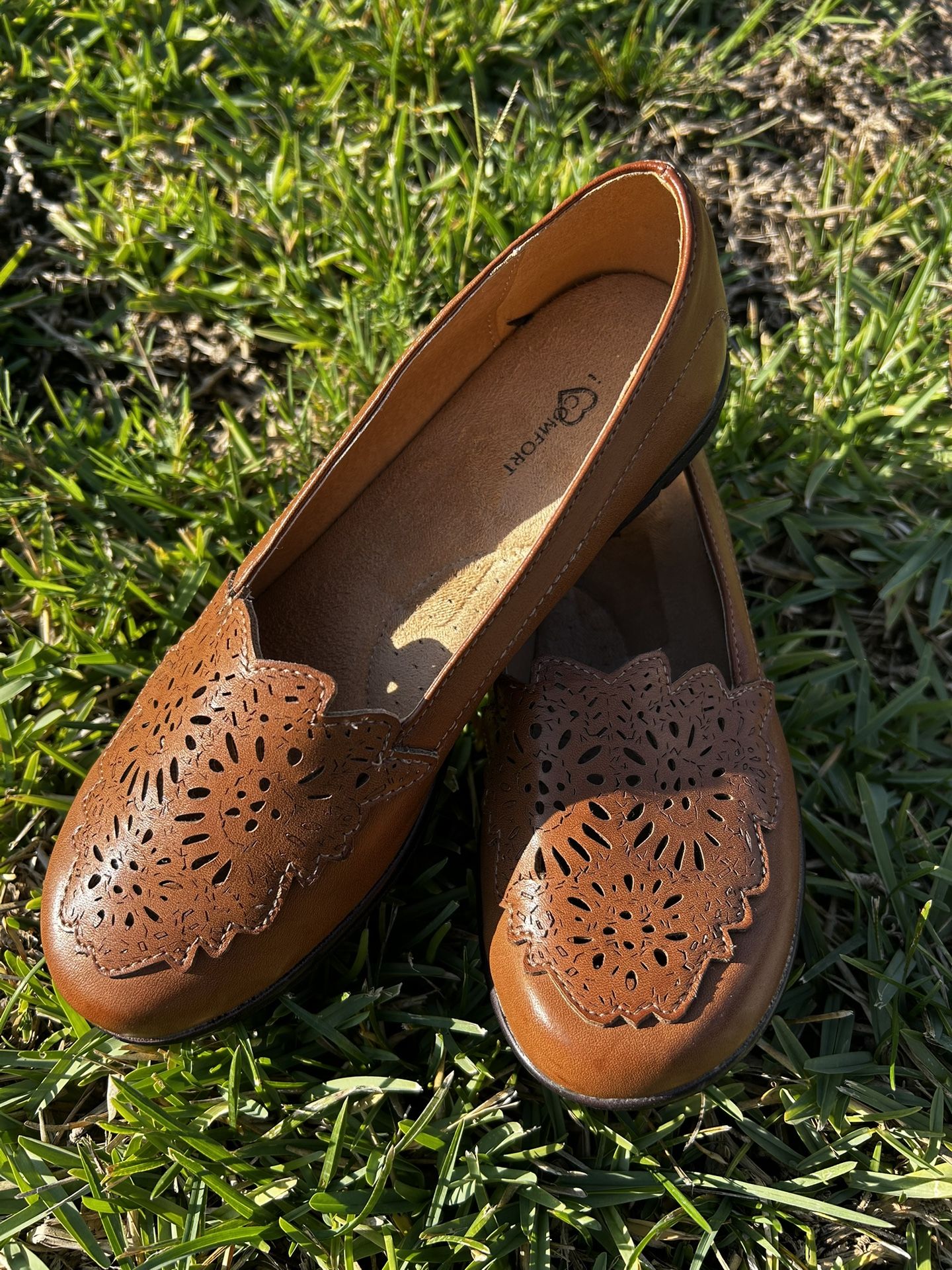Icomfort WOMENS MEXICAN style brown leather flower stamped shoe/ flats