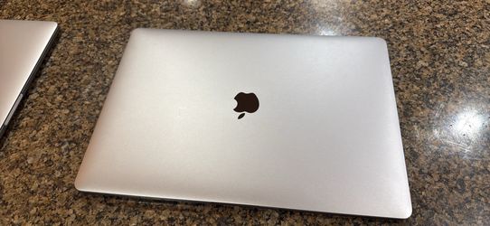 Apple macbook pro i7 dual graphic radeon/ intel uhd like new condition