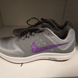 Women's Nike size 7 tennis shoes