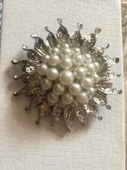 Fashion Faust pearl brooch