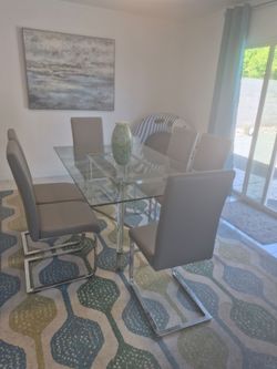 Dining Room Table & Chairs