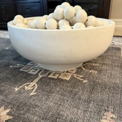 Potterybarn Orion bowl (bead garlands not included),  Like new. Pet and smoke free home. Pick up Oviedo. 