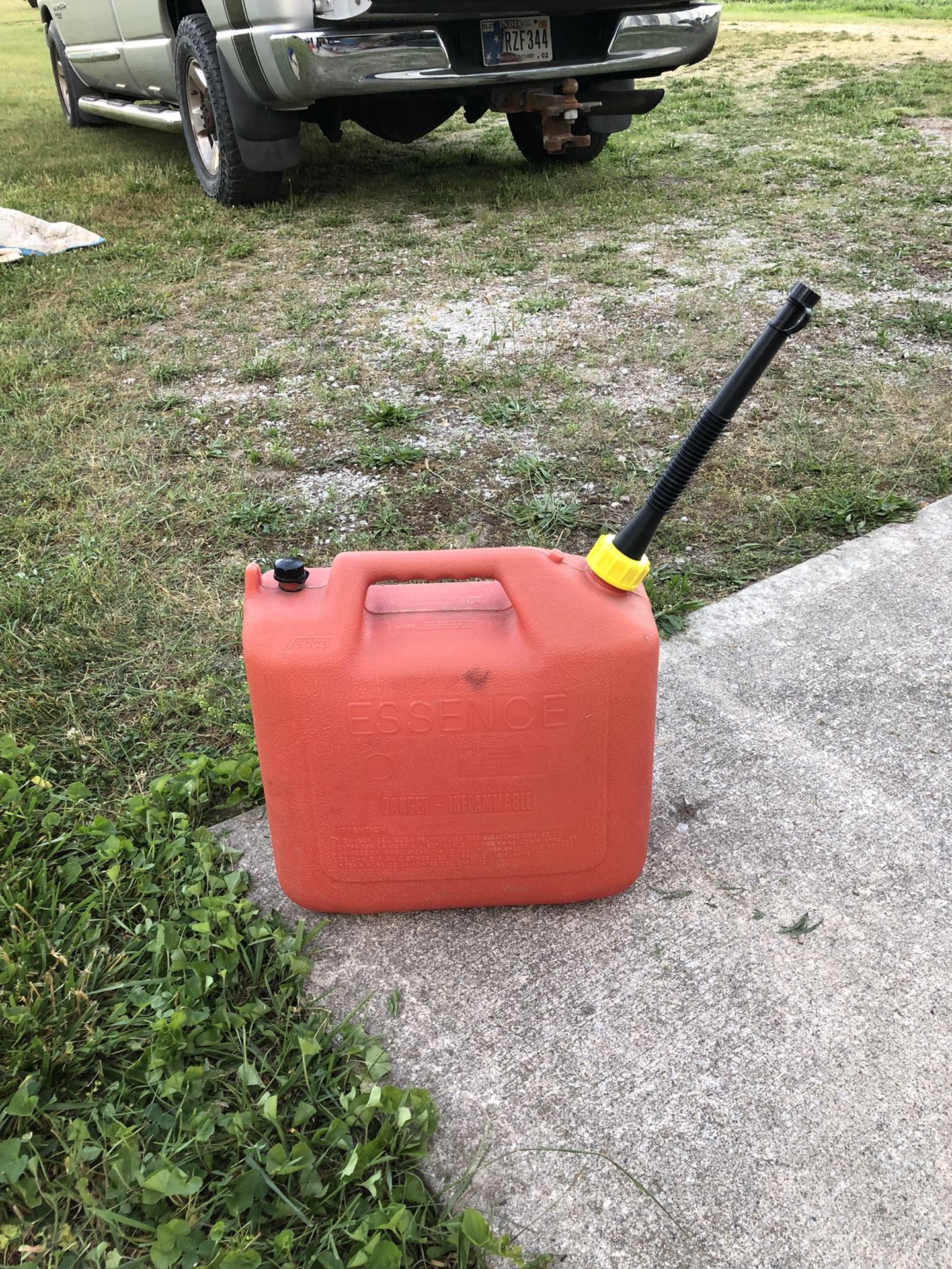 5 Gallon Gas Cans Round Or Rectangular With New Easy Pour Spouts Only $20