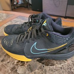 Kobe bryant deals snake shoes