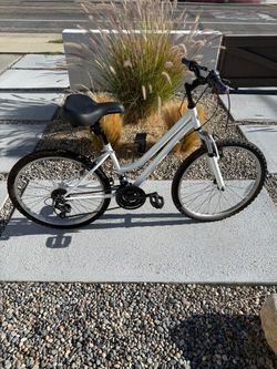 Roadmaster 24 Inch Girls Granite Peak - 18 Speed Bike - With LED Headlight & Taillight