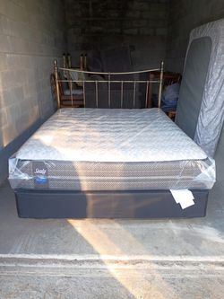 Queen Size Sealy  Mattress , Box Spring , Metal Frame & headboard . Very Condition.