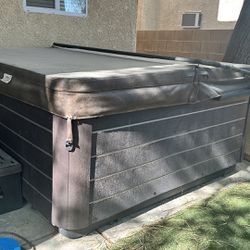 Hot Tub - GREAT working Condition! 