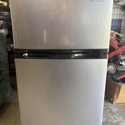 INSIGNIA Small Fridge 