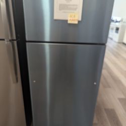 GE 17.5 Cu.Ft. Top Freezer Refridgerator W / Ice Maker. 1 Year Warranty. Financing, 48 Hr Delivery