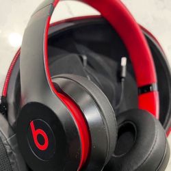 Beats Solo3 Wireless Headphones w/Charging Case