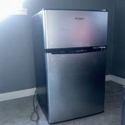 Whirl pool mini fridge 