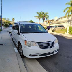 2014 Chrysler Town And Country. 7 Seat. $2450