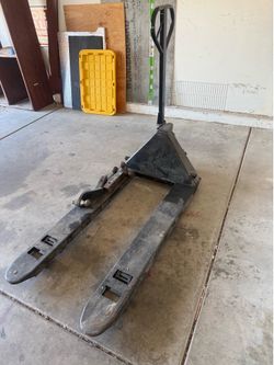 Manual pallet jack