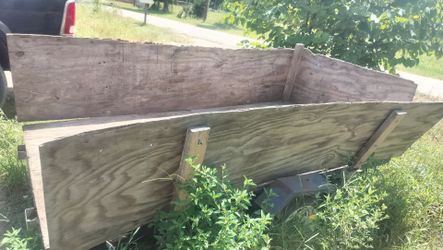 550 bucks with a clear time your name it's a nice trailer just need some TLC replace this this plywood on the sides the front and the floor once you p