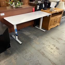 (In store) White electric sit stand desk