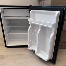 Black and Decker Small Refrigerator with Freezer $30 like new! Porch pick up Lynnwood 