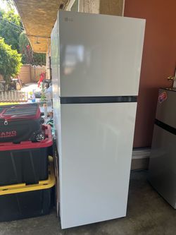 New LG Top-Freezer Refrigerator White