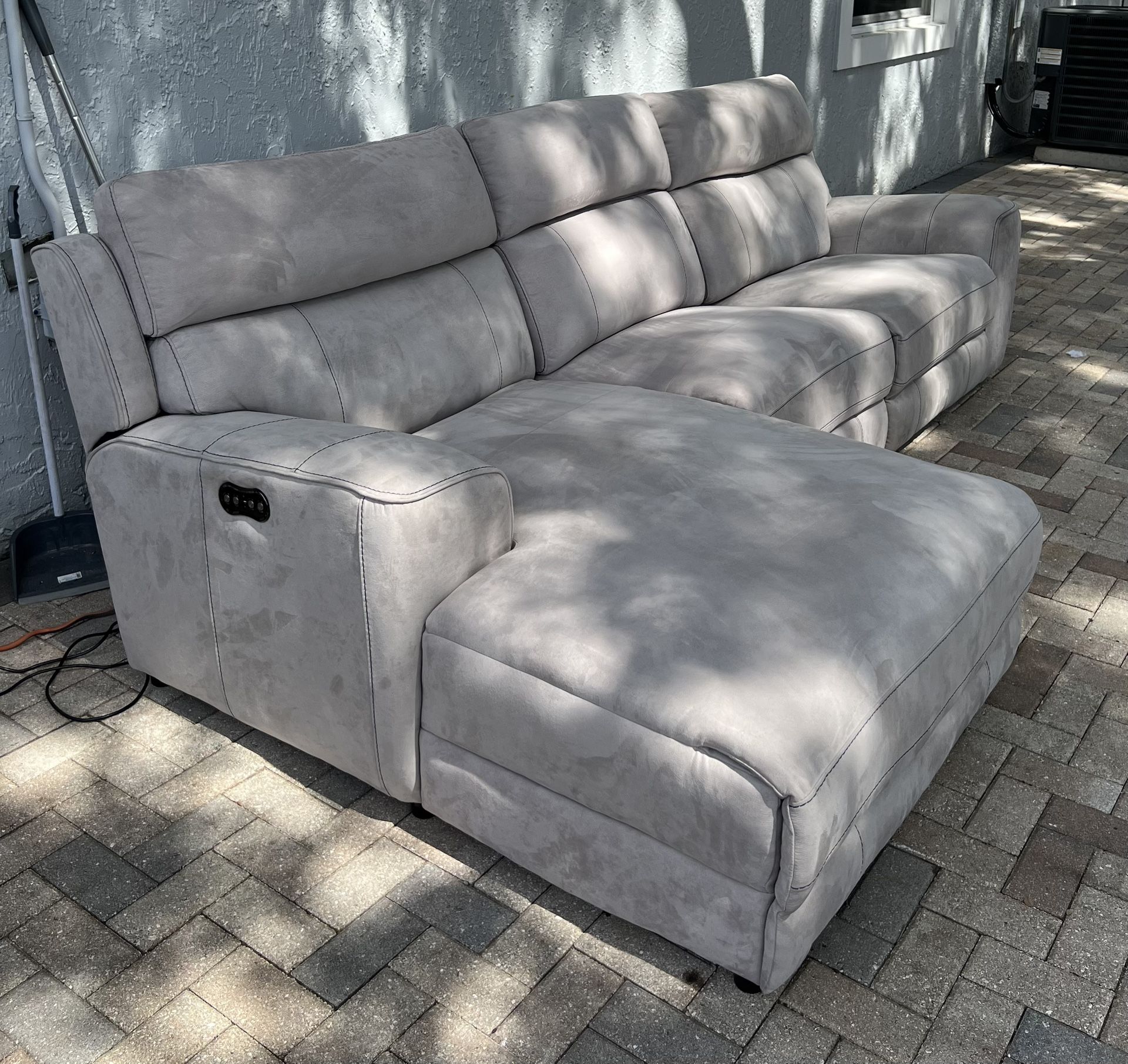 Newport 3-Piece Dual-Power Reclining Sectional with Chaise lounge. Like new.I can deliver for a cost. Dimensions: 119"W x 64"D x 40"H.