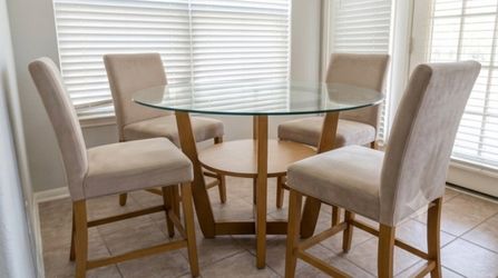 Round Glass Breakfast Table with 4 Chairs – Excellent Condition