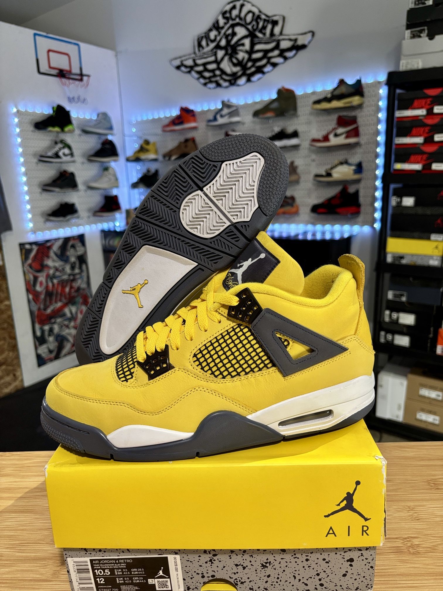 AIR JORDAN 4 RETRO “LIGHTNING” SIZE 10.5