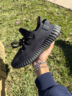 Yeezy 350 V2 “Onyx” Size 8 Men
