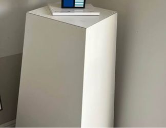 Pedestal Stand White