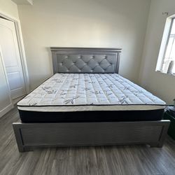 King Size Bed Frame With Led Lights Mattress Included.     Cama King Size Con Colchon Incluido 