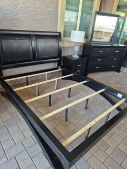 Queen Size Bedroom Set// in good condition $320