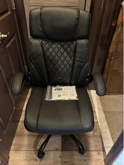 Black desk chair