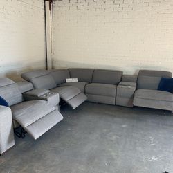 LIKE NEW! Gray Power Reclining Sectional Couch (FREE DELIVERY 🚚)