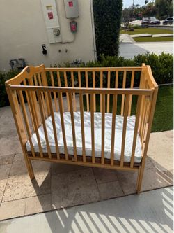 Foldable mini crib with mattress