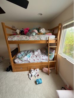Twin bunk bed