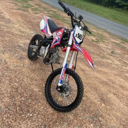 Apollo RFZ 125cc X18 Dirt Bike, 4-Speed Manual, Dual Disc Brakes, 17/14 inch Wheels, Ages 12 and up Red