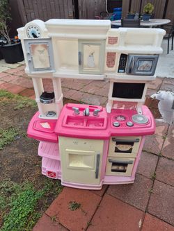 Toy kitchen