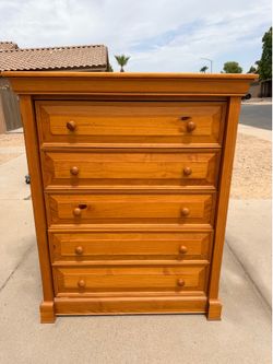 Wood Five Drawer Antique Oak Style Dresser  Size (LxWxH): 20” x 40” x 51.5”