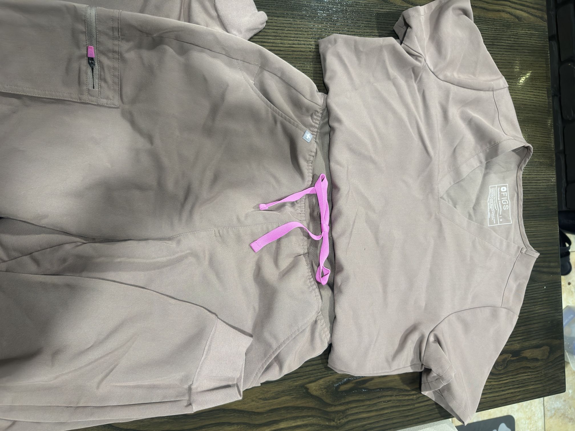 Figs Zamora Jogger And Two Pocket Top