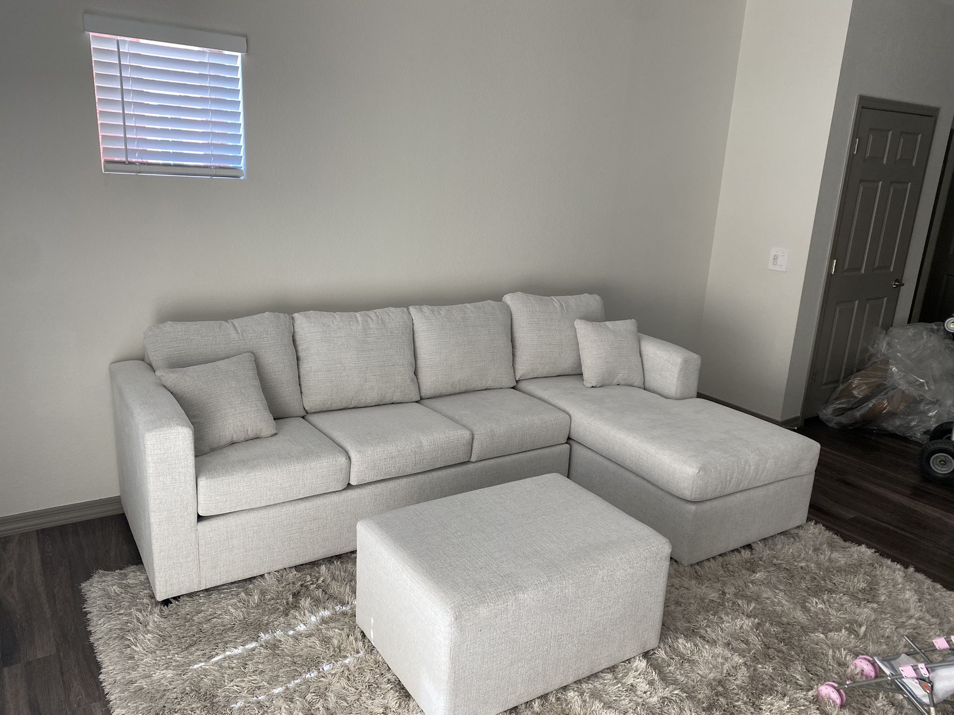 💥brand New White Greyish Sectional With Free Ottoman