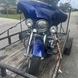 2006 Harley Davidson St. glide Clock shows 2000 miles call Bolt pearl blue beautiful loaded with extras