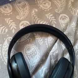 Beats studio wireless headphones has case