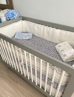 Beautiful crib for sale (converts to toddler bed)