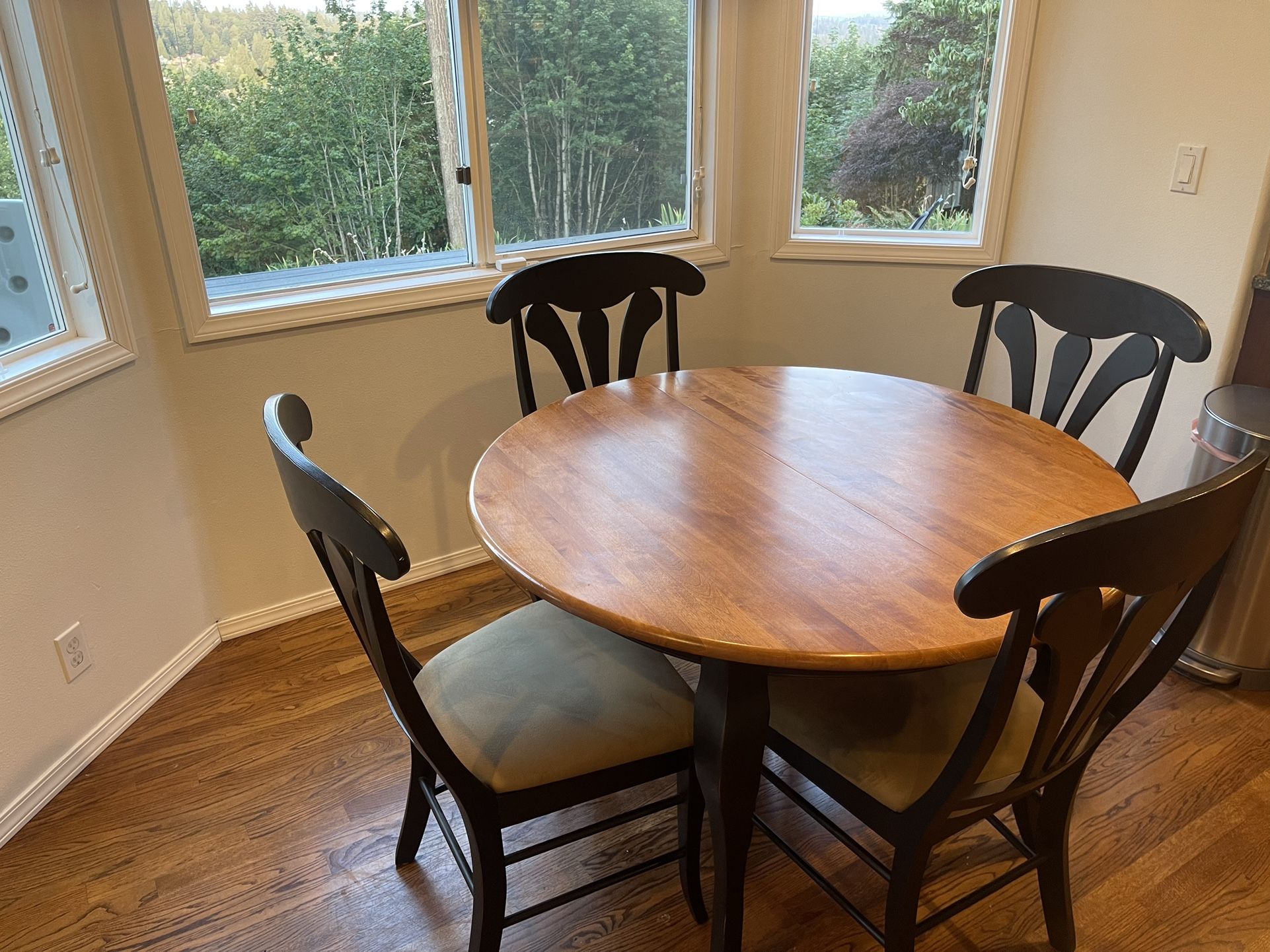 46” Round Dinning Room Table with Chairs OBO