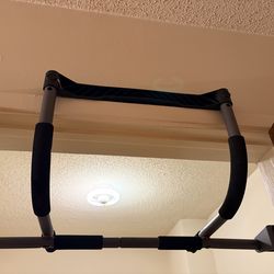 Pull up bar for doorway