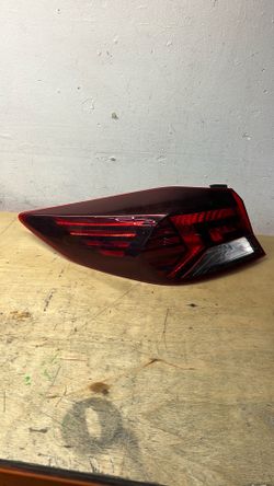 2019 2020  Hyundai Elantra driver side taillight